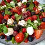 Feldsalat mit Beeren und Erdbeerdressing