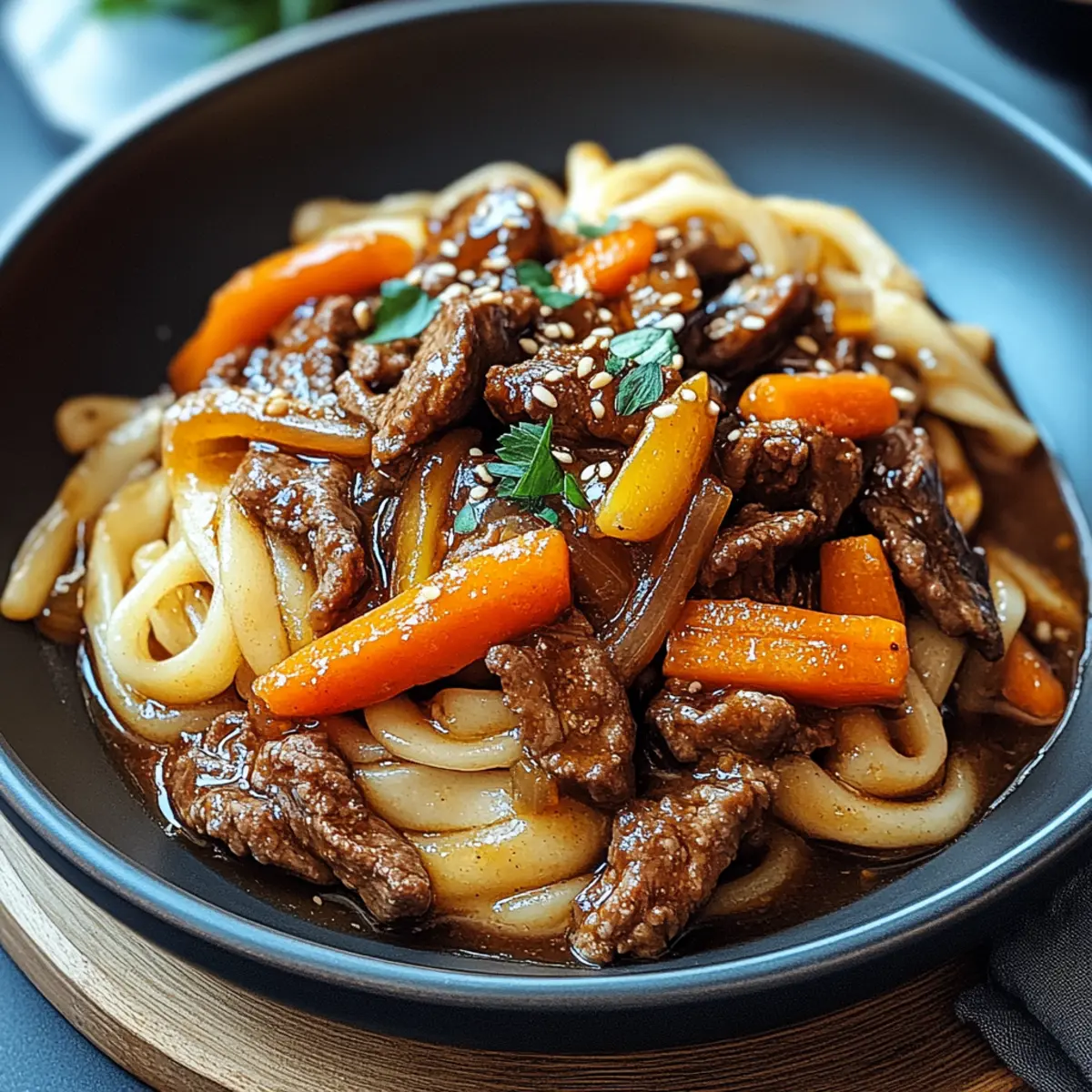 Reisnudeln mit Rindfleisch Sojasauce und Gemüse - Nahaufnahme der leckeren Textur