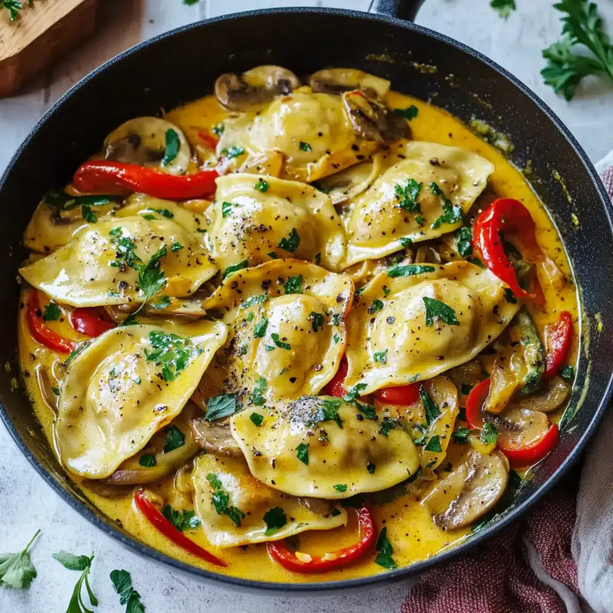 Super einfache Maultaschen Pfanne mit Gemüse für volle Geschmacksexplosion - Fertiges Gericht auf einem Teller